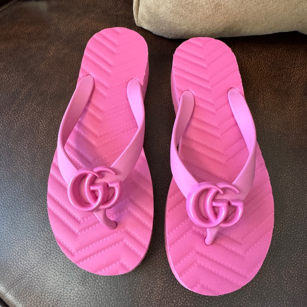 Gucci GG Logo Chevron Platform Pink Flip Thong Sandals